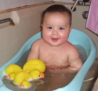 宝宝一岁前洗澡用清水即可